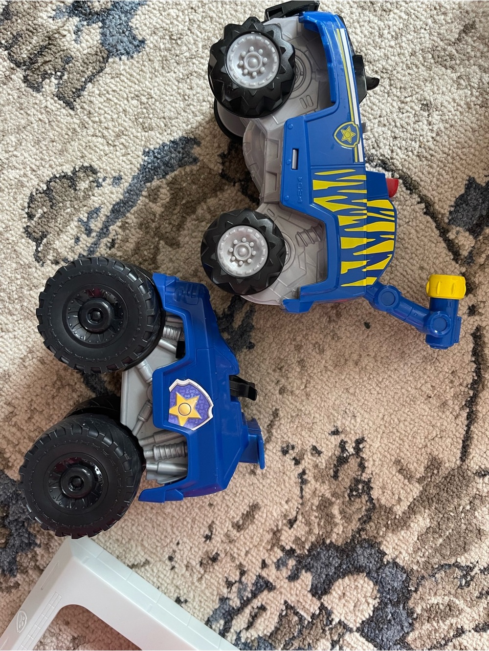 PAW patrol station with 2 trucks